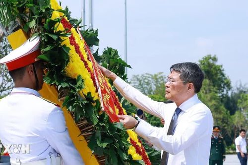 Thủ tướng dâng hương tại Bến tàu không số K15 Hải Phòng