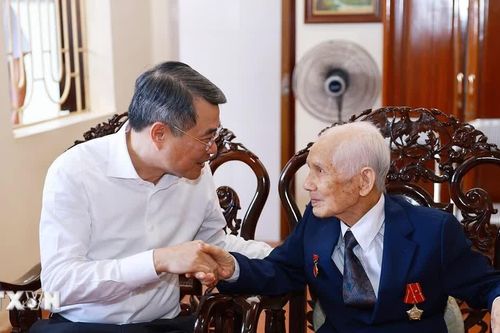 Thủ tướng thăm gia đình có công với cách mạng tại Hải Phòng