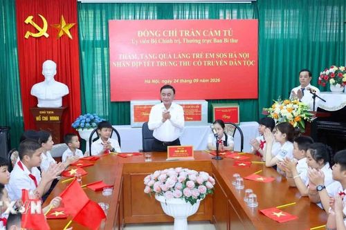 Thường trực Ban Bí thư Trần Cẩm Tú trao quà Trung Thu cho Làng trẻ em SOS Hà Nội