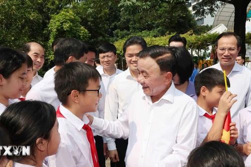 Thường trực Ban Bí thư Trần Cẩm Tú tặng quà tại Làng trẻ em SOS Hà Nội