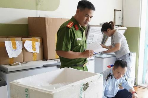 Hà Nội: Tạm giữ 240 kg nguyên liệu bánh Trung thu vi phạm