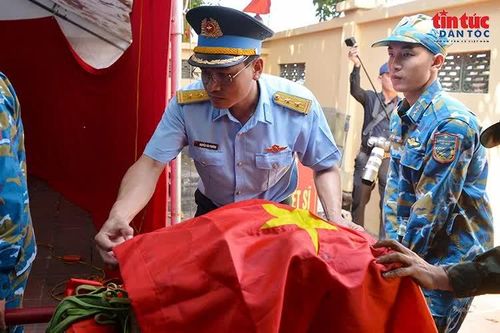 Chiến sĩ Trung đoàn 260 vượt khó khai quật mộ liệt sĩ tại Đông Anh
