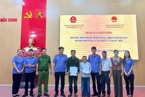 Viện kiểm sát trao Giấy khai sinh cho trẻ em dân tộc thiểu số