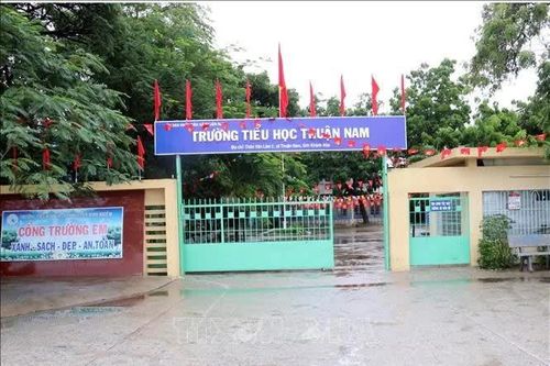 Mưa lũ kéo dài, nhiều trường ở Khánh Hòa cho học sinh nghỉ học