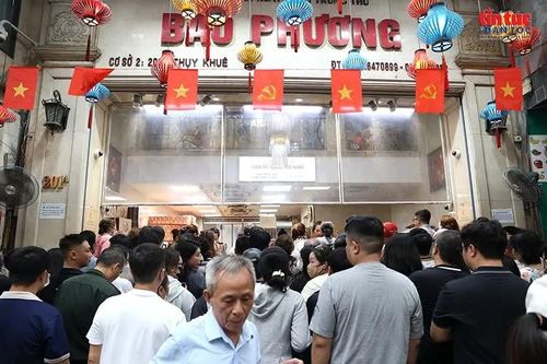 Người Hà Nội xếp hàng dài mua bánh Trung thu truyền thống