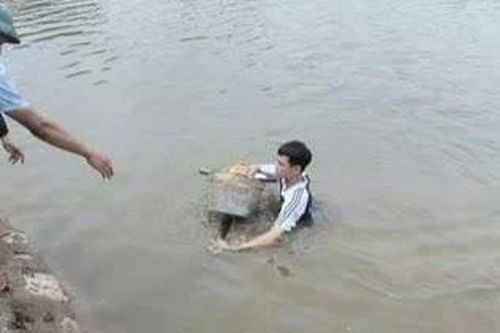 Nam sinh lớp 11 dũng cảm cứu hai em nhỏ rơi xuống sông