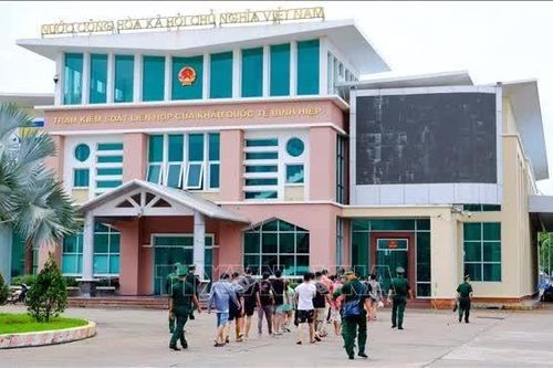 Tây Ninh tiếp nhận 23 công dân do Campuchia trao trả, phát hiện 1 đối tượng truy nã