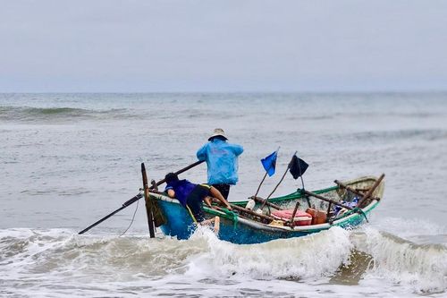 Nghề nguy hiểm giữa mùa biển động: Lặn biển săn 'mực đuổi'