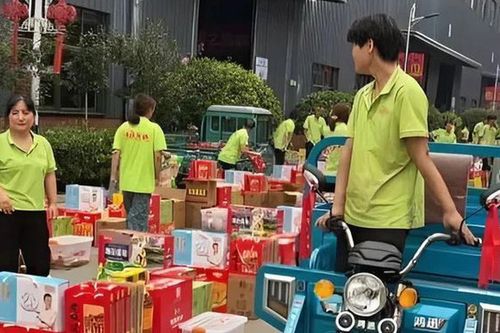 Công ty tặng quà Trung thu 'khủng', nhân viên phải dùng xe ba gác chở về