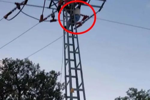 Trèo lên cột điện chụp ảnh, bé gái 12 tuổi bị điện giật nguy kịch