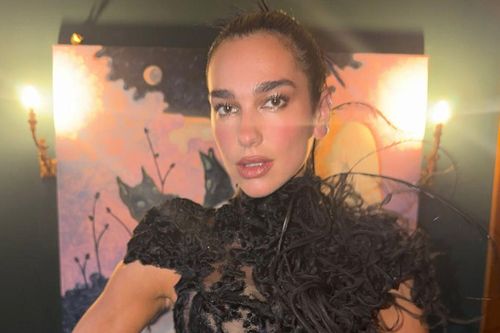 Dua Lipa cuốn hút với phong cách thời trang opera