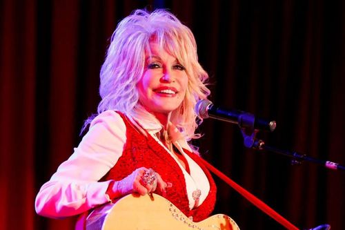 Cháu trai Dolly Parton bị kiện