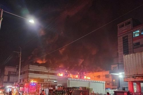 Cháy lớn tại nhà máy mỹ phẩm Hàn Quốc, lực lượng cứu hỏa dập lửa suốt 16 giờ