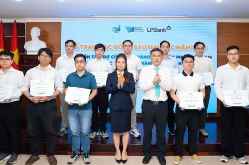 LPBank trao gần 1,8 tỷ đồng học bổng sau đại học cho học viên ĐHQG-HCM