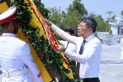Thủ tướng dâng hương tưởng niệm tại Di tích Quốc gia đặc biệt Đường Hồ Chí Minh trên biển