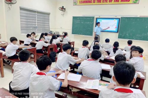 Học sinh Đồng Tiến trở lại học tập