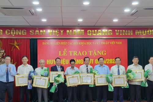 Trao Huy hiệu Đảng cho 111 đảng viên Liên hiệp các Hội Khoa học và Kỹ thuật Việt Nam
