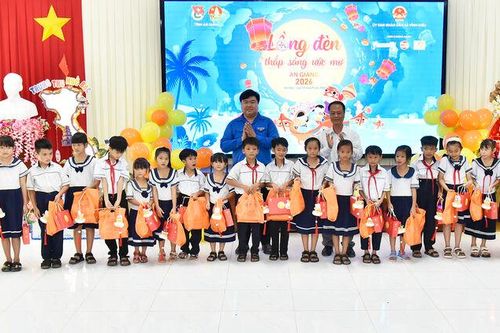 Trao hơn 260 phần quà Tết Trung thu và 50 suất học bổng cho học sinh biên giới Vĩnh Điều