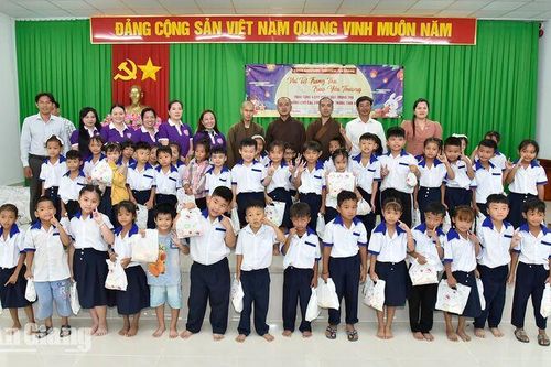 Trao 1.700 phần quà cho học sinh xã biên giới Giang Thành