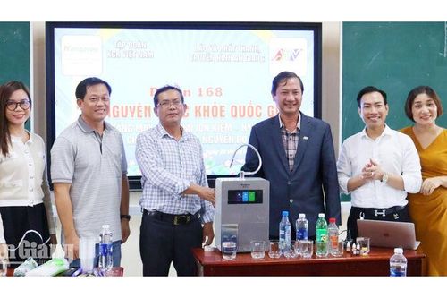 Trao tặng máy điện giải ion kiềm hydrogen cho Trường THCS Nguyễn Du