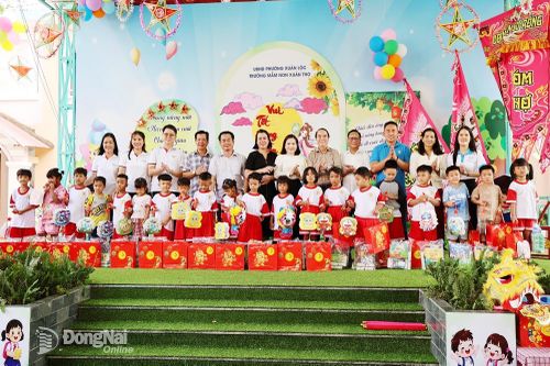 Ấm áp mùa Trung thu với học sinh dân tộc Chơ Ro ở Xuân Lộc