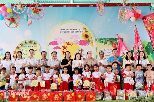 Báo và Phát thanh, Truyền hình Đồng Nai tặng quà trung thu cho trẻ em dân tộc thiểu số