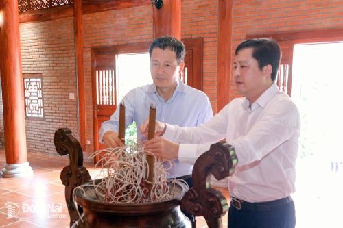 Đoàn công tác của Ban Thường vụ Tỉnh ủy Lào Cai dâng hương tại Nhà thờ Bác Hồ trong khuôn viên Thành ủy Đồng Nai