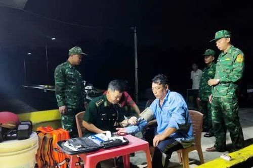 Đồng Tháp: Kịp thời cứu 3 thuyền viên bị chìm tàu trên biển