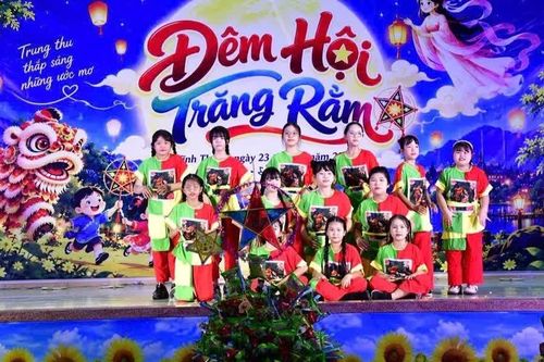 Ấm áp “Đêm hội trăng rằm” với học sinh vùng cao Vĩnh Thạnh