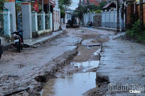 Đường Trương Định ở phường Bảo An sụt lún sau mưa
