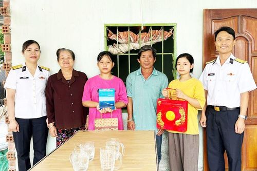 Lữ đoàn 162 tặng quà Tết Trung thu cho con ngư dân nhận đỡ đầu