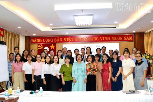 Nâng cao năng lực hỗ trợ phụ nữ và trẻ em gái bị bạo lực cho cán bộ, nhân viên công tác xã hội