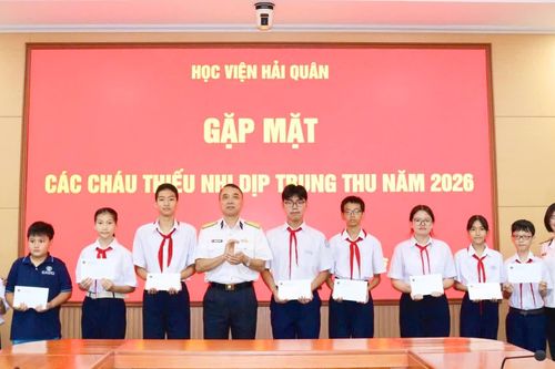 Học viện Hải quân tặng quà Trung thu cho thiếu nhi