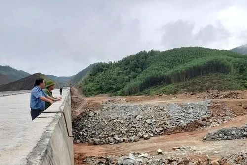 Lãnh đạo Đảng ủy xã Tây Ninh Hòa kiểm tra các điểm xung yếu phòng, chống lụt, bão