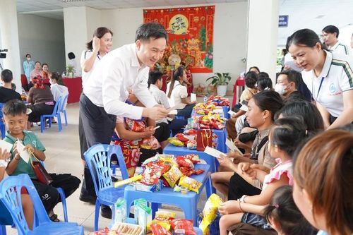 Trung thu yêu thương với bệnh nhi tại Bệnh viện Đa khoa tỉnh