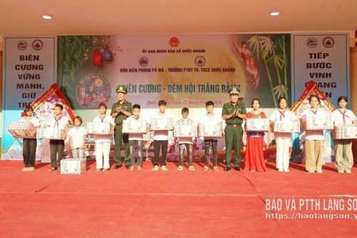 Ấm áp trung thu vùng biên