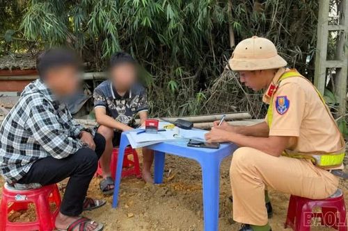 Học sinh chưa đủ tuổi lái xe “thông chốt” vẫn không thoát