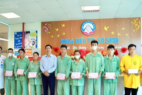 Thăm, tặng quà Trung thu cho bệnh nhi tại Bệnh viện Sản - Nhi tỉnh
