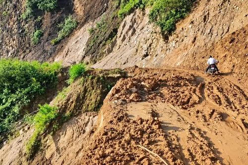 Đường nối quốc lộ 32 với tỉnh lộ 174 qua xã Phình Hồ đã thông xe trở lại