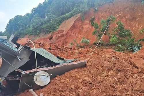Mỏ Vàng: 1 hộ dân bị sập nhà do sạt lở đất đá