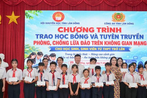 Trao 83 suất học bổng cho học sinh khó khăn khu vực Đông Lâm Đồng