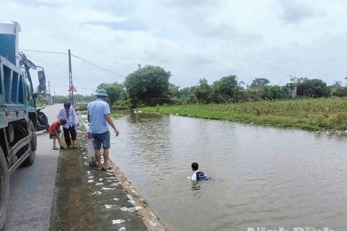 Nam sinh lớp 11 Trường THPT B Hải Hậu cứu hai em nhỏ bị ngã xuống sông