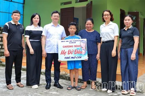 “Mẹ đỡ đầu” nâng bước con đến trường