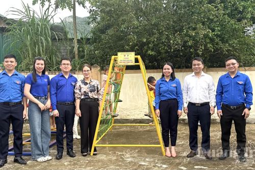 Ấm áp chương trình 'Lồng đèn thắp sáng ước mơ'