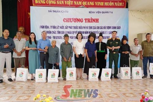 Bệnh viện Quân y 6: Khám, cấp thuốc miễn phí cho người dân xã Thuận Châu
