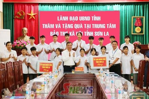 Đồng chí Phó Chủ tịch Thường trực UBND tỉnh thăm, tặng quà Trung tâm Bảo trợ xã hội tỉnh nhân dịp Tết Trung thu
