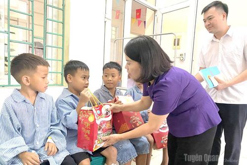 Đồng chí Lý Thị Lan, Phó Trưởng đoàn ĐBQH chuyên trách tỉnh tặng quà Tết Trung thu bệnh nhi có hoàn cảnh khó khăn
