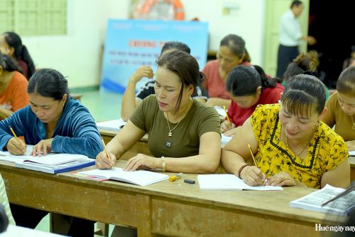 Lớp học xóa mù chữ đặc biệt ở khu tái định cư Hương Sơ