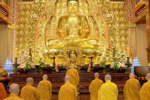Đức Pháp chủ GHPGVN quang lâm chứng minh Lễ Bố-tát của chư Tăng tại Việt Nam Quốc Tự
