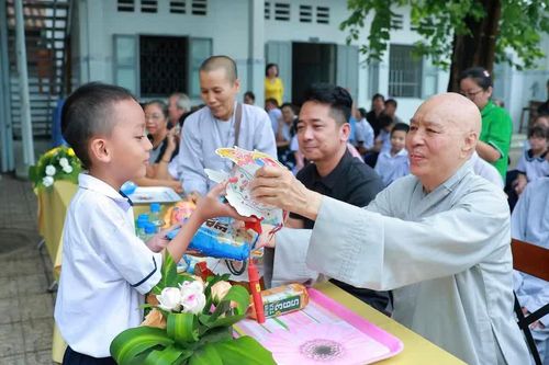 Chùa Sùng Đức tổ chức Trung thu cho học sinh các lớp phổ cập tại chùa